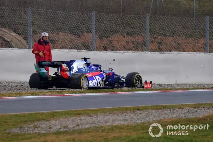 Alex Albon, Scuderia Toro Rosso STR14 parado en pista
