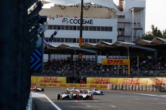 Lucas Di Grassi, Audi Sport ABT Schaeffler, Audi e-tron FE05, si tocca con Pascal Wehrlein, Mahindra Racing, M5 Electro, mentre lo supera sul traguardo, prendendo la bandiera a scacchi e vincendo la gara