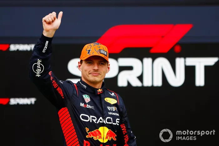 Max Verstappen, Red Bull Racing, da un pulgar hacia arriba después de ganar la tanda de Sprint