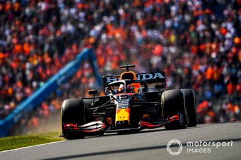 Verstappen komoly előnnyel verte a két Mercedest, Sainz csúnyán összetörte a Ferrarit