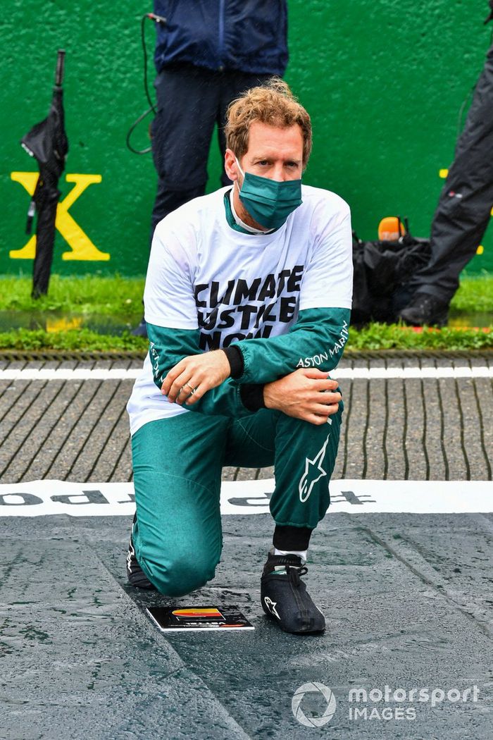 Sebastian Vettel, Aston Martin, se arrodilla en la parrilla