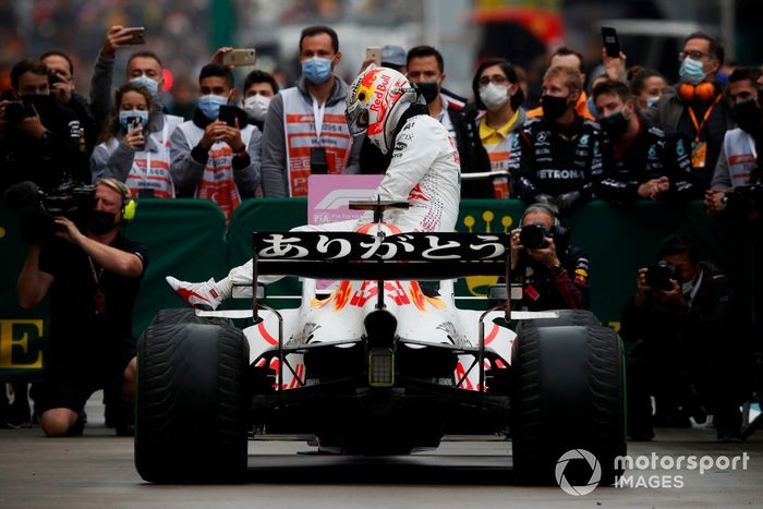 Max Verstappen, Red Bull Racing, 2ª posición, se baja de su coche en Parc Ferme