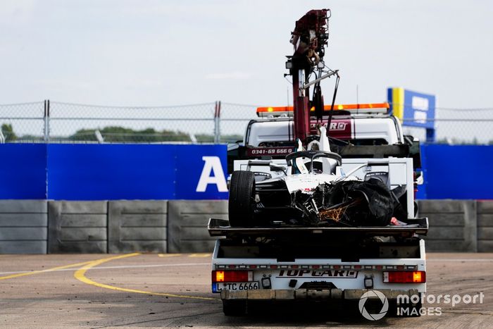 Los oficiales de pista retiran el coche dañado de Edoardo Mortara, Venturi Racing, Silver Arrow 02