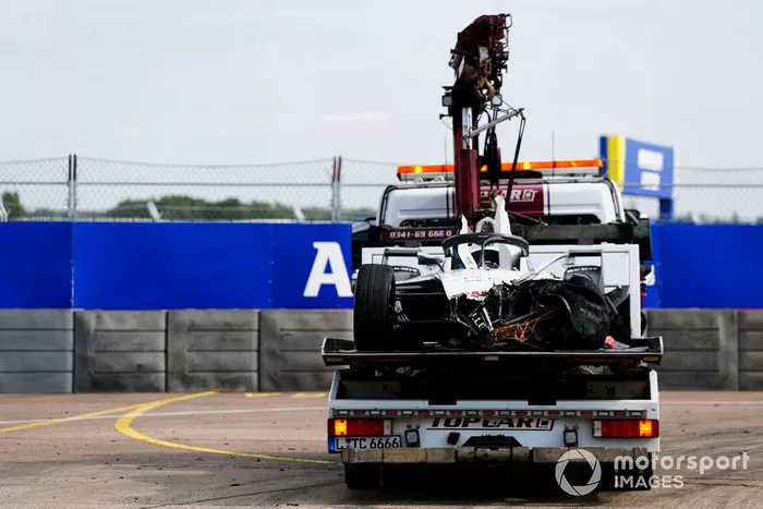 Los comisarios de pista retiran el coche dañado de Edoardo Mortara, Venturi Racing, Silver Arrow 02