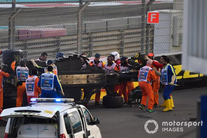 L'équipe médicale et les commissaires viennent en aident à Nico Hulkenberg, Renault Sport F1 Team R.S. 18 après son accident du premier tour