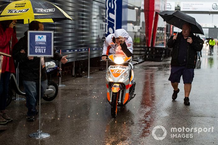 Marc Márquez, Repsol Honda Team, bajo la lluvia en el paddock