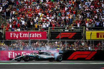 Lewis Hamilton, Mercedes AMG F1 W09 EQ Power+, fait des donuts pour fêter son cinquième titre