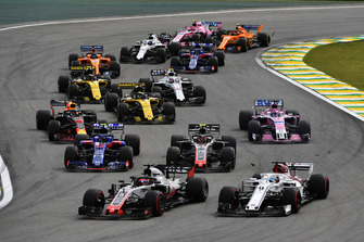 Marcus Ericsson, Sauber C37 and Romain Grosjean, Haas F1 Team VF-18 collide at the start of the race