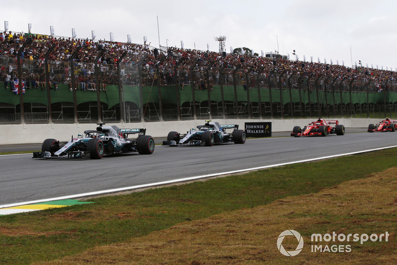 Lewis Hamilton, Mercedes-AMG F1 W09 lidera a Valtteri Bottas, Mercedes-AMG F1 W09 en la vuelta 1