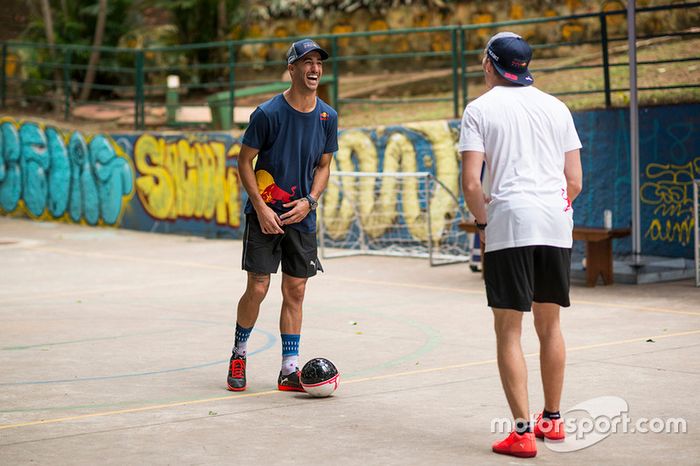 Max Verstappen y Daniel Ricciardo, Red Bull Racing juegan Futsal en Brasil
