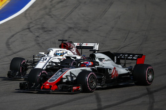 Romain Grosjean, Haas F1 Team VF-18 ve Marcus Ericsson, Sauber C37