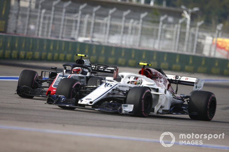 Charles Leclerc, Sauber C37, precede Kevin Magnussen, Haas F1 Team VF-18