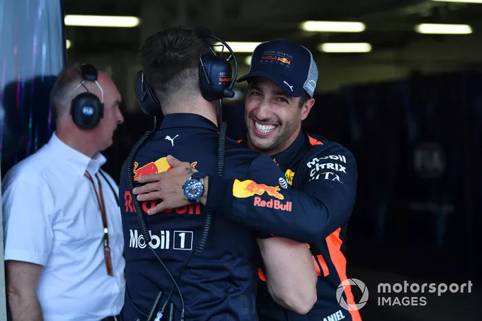 Ganador de la pole Daniel Ricciardo, Red Bull Racing celebra en Parc Ferme
