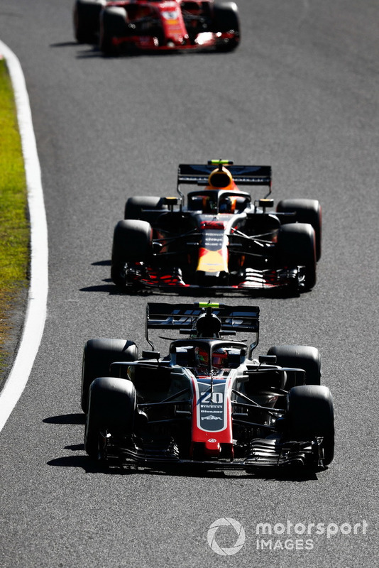 Kevin Magnussen, Haas F1 Team VF-18, precede Max Verstappen, Red Bull Racing RB14
