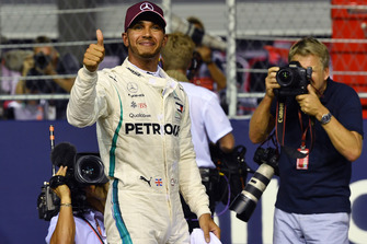 Il poleman Lewis Hamilton, Mercedes AMG F1, festeggia nel parco chiuso