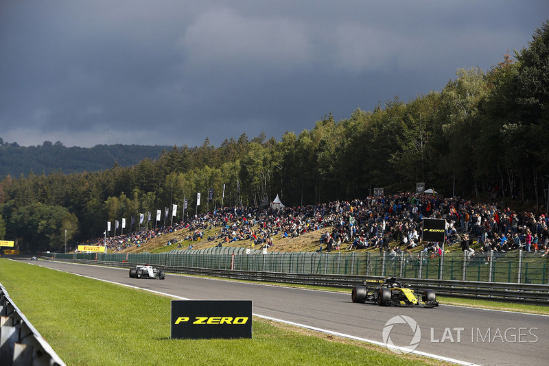 Nico Hulkenberg, Renault Sport F1 Team R.S. 18, leads Marcus Ericsson, Sauber C37