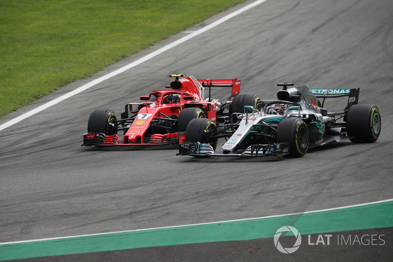 Lewis Hamilton, Mercedes AMG F1 W09 Kimi Raikkonen, Ferrari SF71H