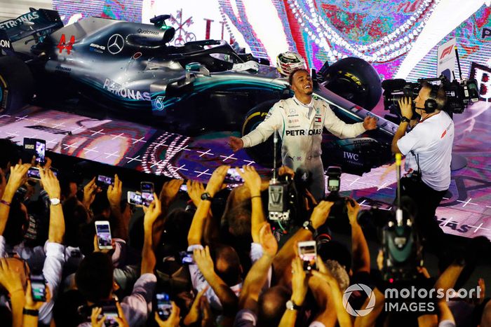 Lewis Hamilton, Mercedes AMG F1 W09 EQ Power+, celebra su victoria
