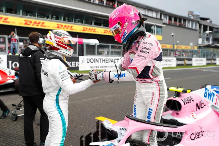 Esteban Ocon, Racing Point Force India con Lewis Hamilton, Mercedes AMG F1