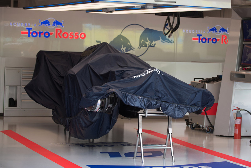 Scuderia Toro Rosso STR13, sotto un telo nel garage
