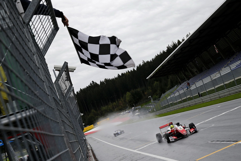 Bandiera a scacchi per Mick Schumacher, PREMA Theodore Racing Dallara F317 - Mercedes-Benz