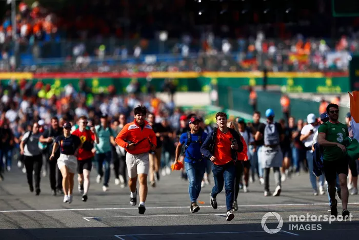 Los aficionados invaden el circuito en señal de celebración tras la carrera