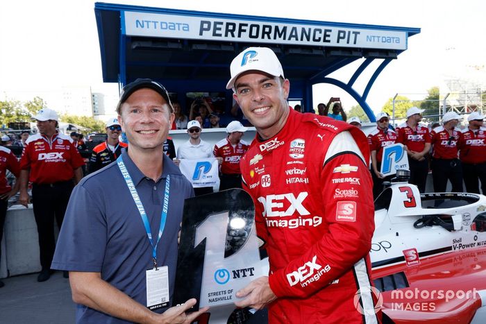 El ganador del premio NTT P1, Scott McLaughlin, del equipo Penske Chevrolet, celebra su pole position