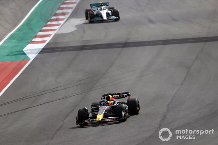 Max Verstappen, Red Bull Racing RB18, lidera a Sir Lewis Hamilton, Mercedes W13