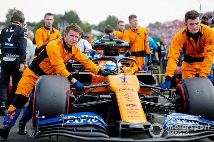 Lando Norris, McLaren MCL34, arriva sulla griglia