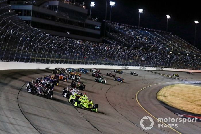 La IndyCar finalmente se vio obligada a aplazar el GP de Indianápolis y las 500 millas, que estaban programadas para el 9 y 24 de mayo, respectivamente. El primero se traslada al 4 de julio y la mítica cita, donde correrán Alonso y Palou este año, se celebrará el 23 de agosto. 
