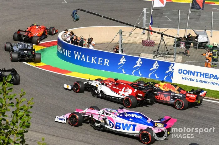 Charles Leclerc, Ferrari SF90, lidera Sebastian Vettel, Ferrari SF90, Lewis Hamilton, Mercedes AMG F1 W10 y Valtteri Bottas, Mercedes AMG W10. Detrás, Max Verstappen, Red Bull Racing RB15 toma contacto con Kimi Raikkonen, Alfa Romeo Racing C38 