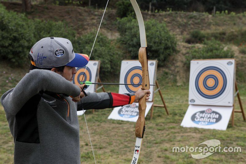 Carlos Sainz Jr., McLaren haciendo tiro con arco