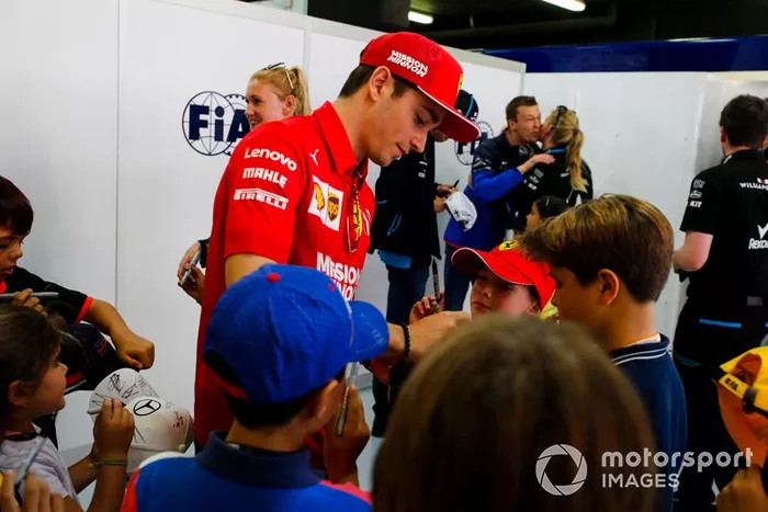 Charles Leclerc, Ferrari,  firma autógrafos para los jóvenes aficionados 