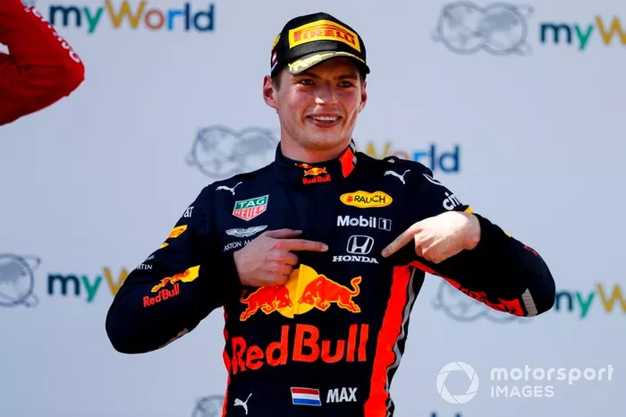 Max Verstappen, Red Bull Racing, prima posizione, festeggia sul podio