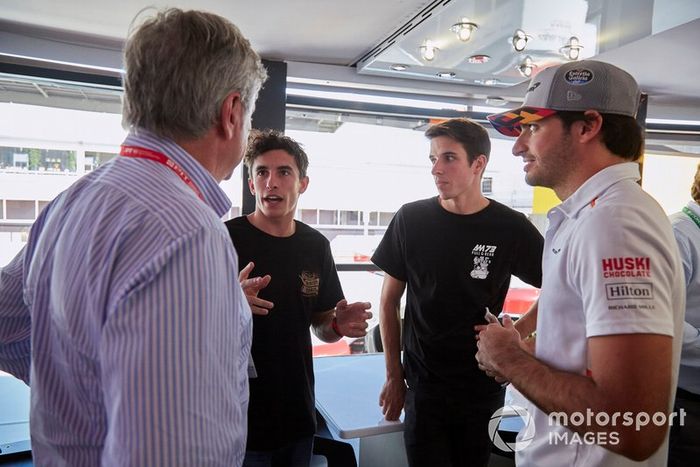 Los pilotos de MotoGP Alex y Marc Márquez con Carlos Sainz Jr, McLaren y su padre