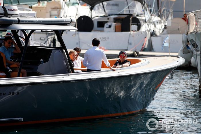 Sergio Pérez, Red Bull Racing, llega al puerto