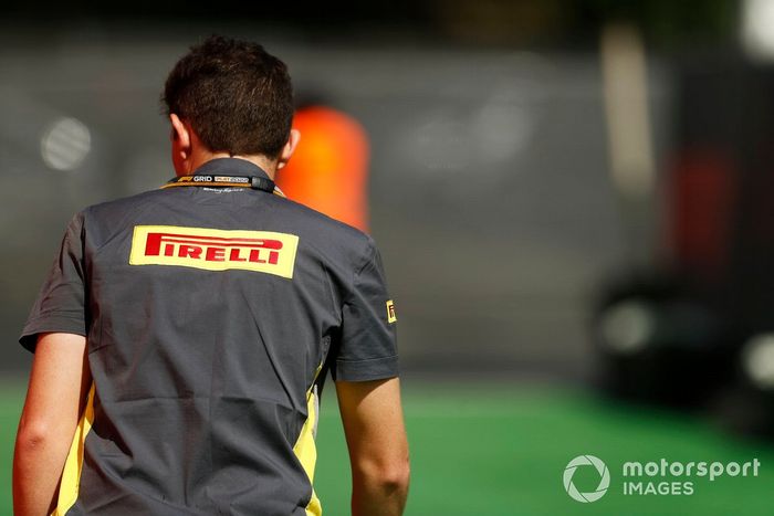 Un técnico de Pirelli