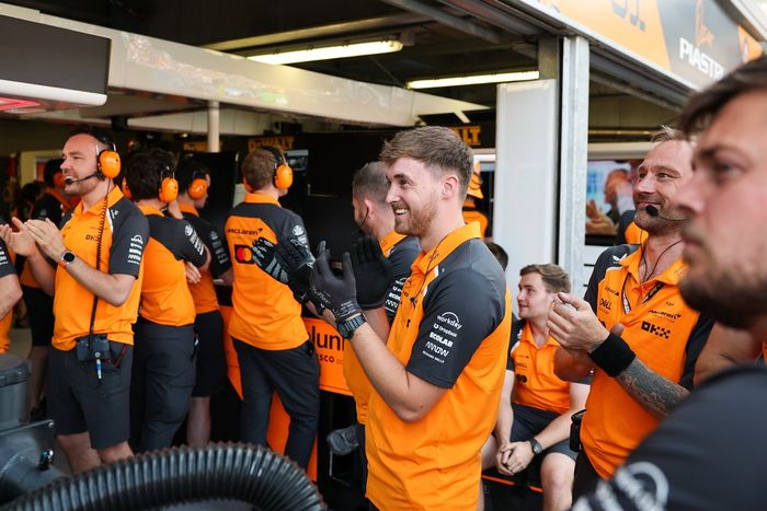El equipo McLaren celebra en el garaje
