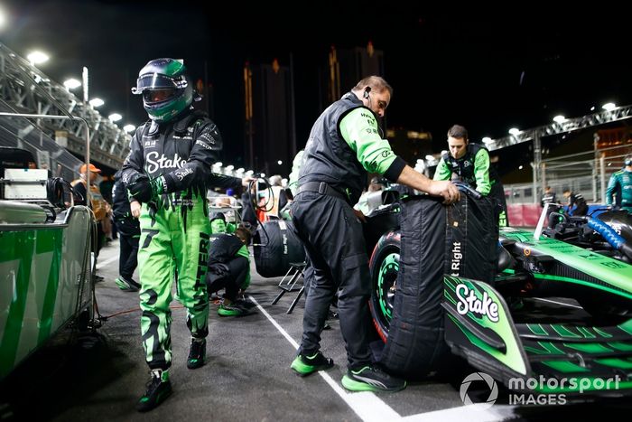 Valtteri Bottas, Stake F1 Team KICK Sauber, llega a la parrilla de salida