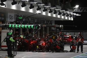 Nico Hulkenberg, Haas VF-24, hace una parada en boxes