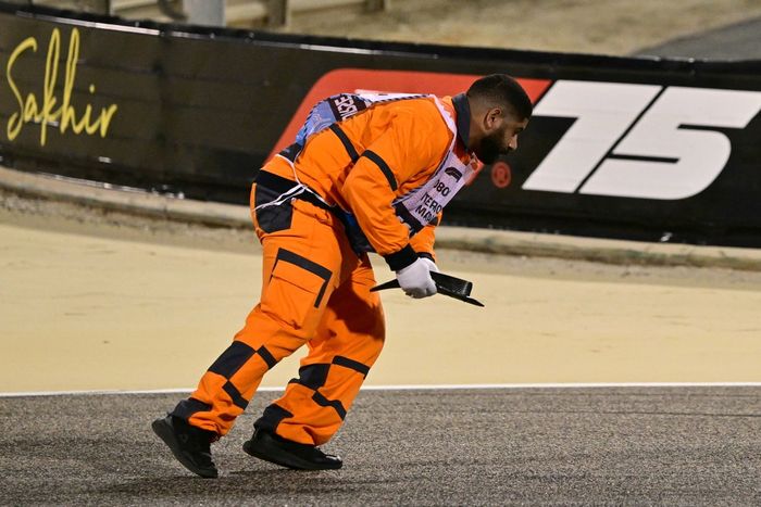 Un comisario limpia escombros durante el Gran Premio de Bahréin de Fórmula Uno
