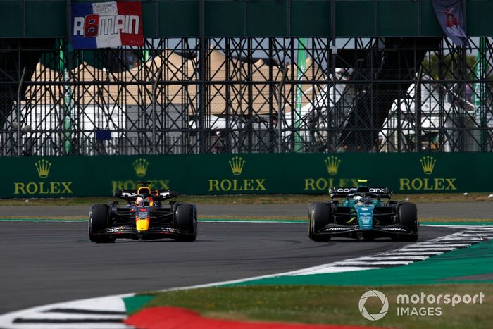 Sebastian Vettel, Aston Martin AMR22, adelanta a Max Verstappen, Red Bull Racing RB18