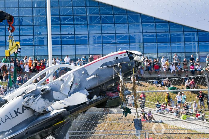 Los comisarios recuperan el coche de Jack Aitken, Campos Racing, tras su accidente con Luca Ghiotto, Hitech Grand Prix 