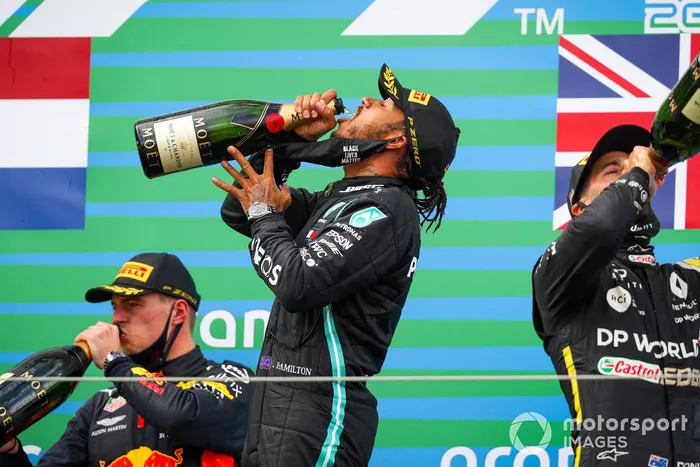 Podio: el segundo lugar Max Verstappen, Red Bull Racing ganador de la carrera Lewis Hamilton, Mercedes-AMG F1, y tercer lugar Daniel Ricciardo, Renault F1