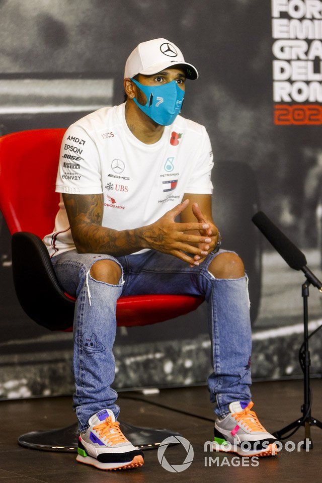 Lewis Hamilton, Mercedes-AMG F1 en la conferencia de prensa 