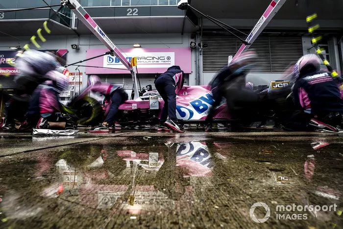 El equipo Racing Point practica pitstops