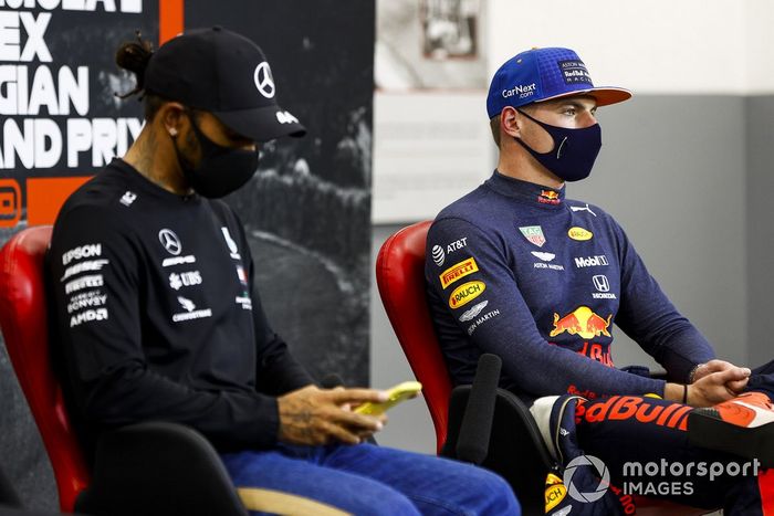 Lewis Hamilton, Mercedes-AMG F1, Max Verstappen, Red Bull Racing, en la conferencia de prensa