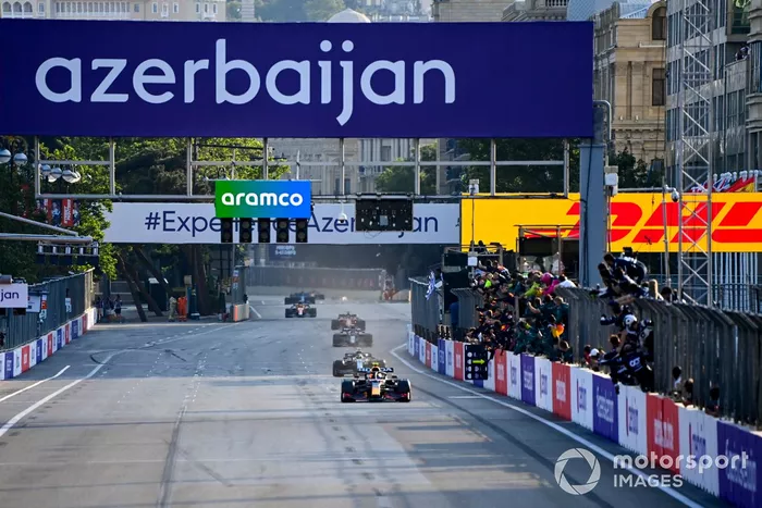 Ganador Sergio Pérez, Red Bull Racing RB16B, se lleva la bandera a cuadros