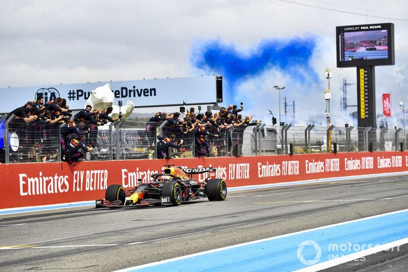 Max Verstappen, Red Bull Racing RB16B, 1ª posición, se hace con la victoria para alegría de su equipo en el muro de boxes.