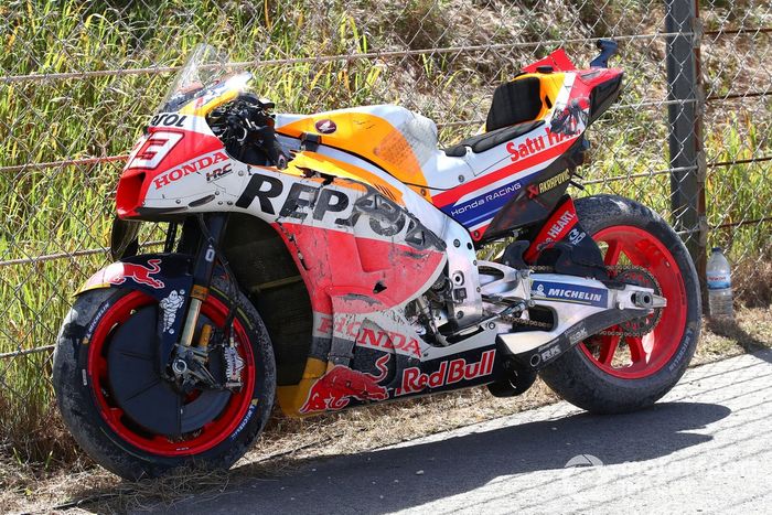 La moto de Marc Márquez, Repsol Honda Team, tras la caída